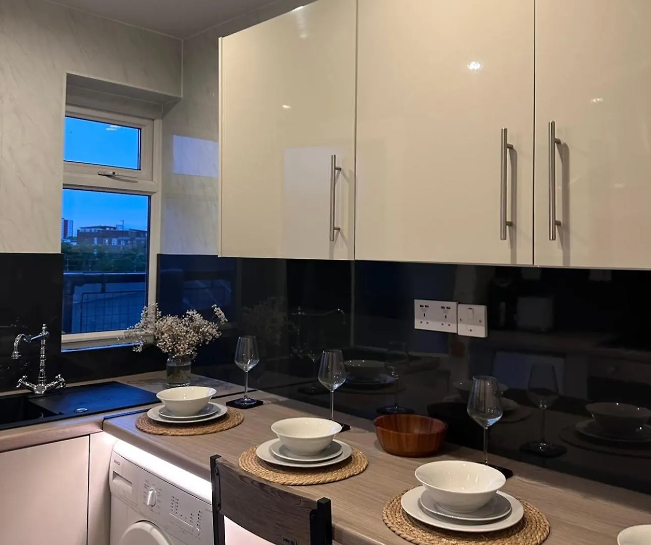 Ocean Village Marina 2 Bedroom Apartment With Balcony! Southampton 0*,